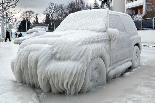 SUV sub zăpadă și gheață